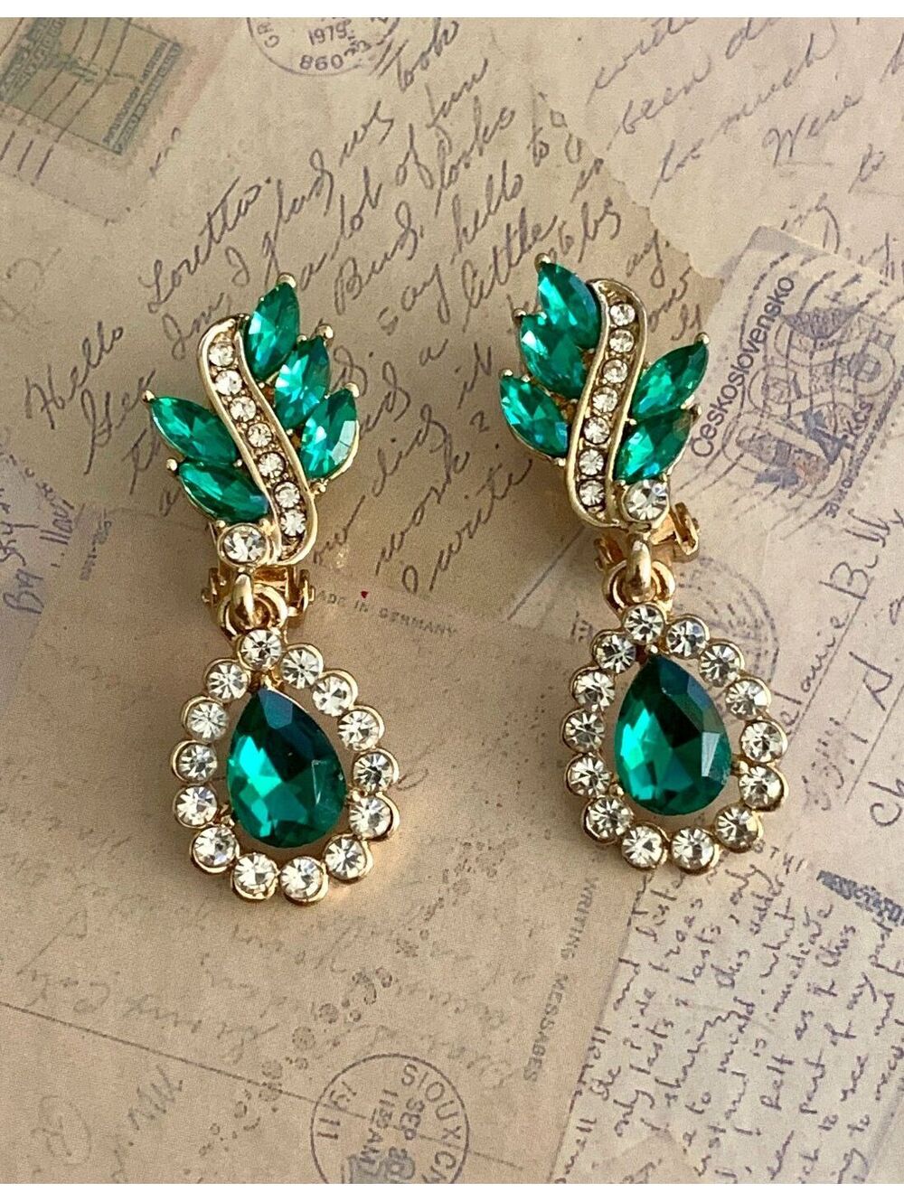Vintage Glamorous Green Crystal Drop Clip-On Earrings with Sparkling Rhinestones